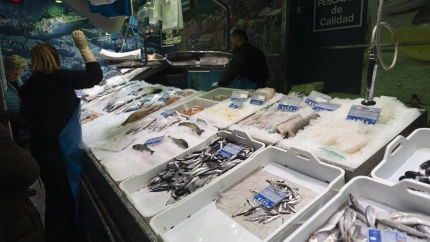 Pescados expuestos en una pescadería de un mercado