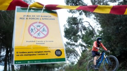 Vista de uno de los carteles situados en los accesos al Parque Natural de Collserola, alertando de la presencia de la peste porcina