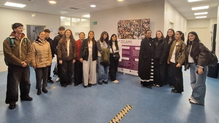 Alumnado del primer curso del grado en Relaciones Laborales y Recursos Humanos ante la sede de COGAMI