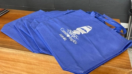 Las bolsas preparadas para ser repartidas en la Oficina de Turismo de Ferrol