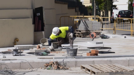 Un obrero trabaja en una calle de Teruel