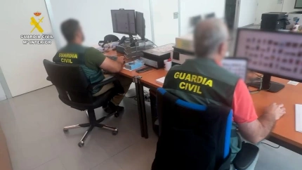 Guardia Civiles revisando la documentación