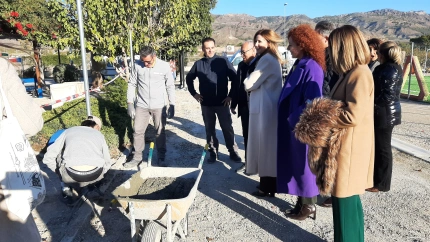 La consejera conversa con alumnos participantes en el programa de empleo en Apandis