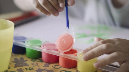 Imagen de recurso de un niño con varias pinturas