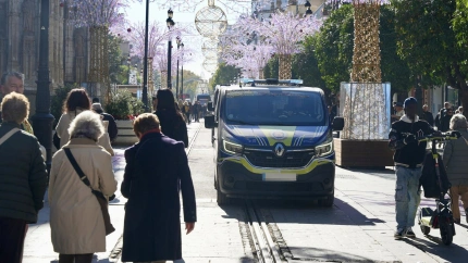 28/11/2025 Imagen de agentes de la Policía Local de Sevilla de servicio tras activase el Plan de Emergencia Nivel 1. A 28 de noviembre de 2025 en Sevilla (Andalucía, España). El Ayuntamiento de Sevilla ha activado el Plan de Emergencias Nivel 1 en la ciudad para garantizar la seguridad durante las fiestas navideñas a la espera de una importante afluencia de público.POLITICA Eduardo Briones - Europa Press
