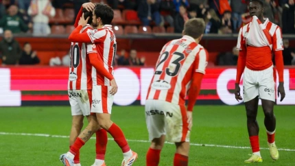 Los jugadores del Sporting lamentan el empate contra el Andorra