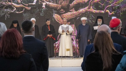 El papa León XIV asiste a un encuentro interreligIoso con representantes de distintas religiones del país este lunes en la Plaza de los Mártires en Beirut