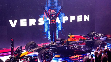 Verstappen celebra el triunfo en el circuito de Losail, en Catar