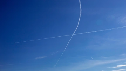 Vista aérea, estelas de condensación sobre Herdecke en el cielo azul, Aviación, Capa de ozono, Cielo azul