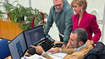 Los concejales de Seguridad y Padrón con uno de los técnicos municipales de la unidad de control revisando uno de los casos de ocupación ilegal