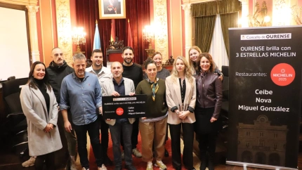 El alcalde de Ourense y representantes de los grupos de la corporación con los chefs ourensanos