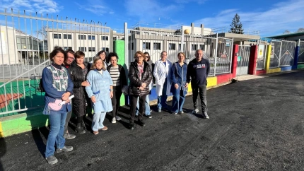 Miembros del AMPA y auxiliares educadoras del Colegio de Castiello, junto a la diputada popular Gloria Garcia