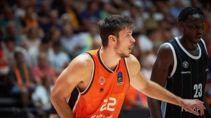 October 2, 2024, Valencia, Spain: Ethan Happ of Valencia basket in action during the BKT EuroCup Regular Season Round 2 at Pabellon Fuente de San Luis. Final score; Valencia Basket 105 : 78 Veolia Hamburg Towers (Credit Image: © Vicente Vidal FernáNdez/SOPA Images via ZUMA Press Wire)