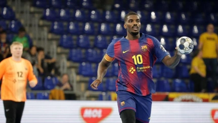 Dika Mem y Nilsen, al fondo, dejarán el Barça en los próximos meses