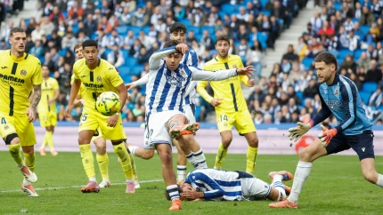 Jon Aramburu, de la Real Sociedad, dispara el balón durante el partido liguero frente al Villarreal en el estadio Anoeta en San Sebastián