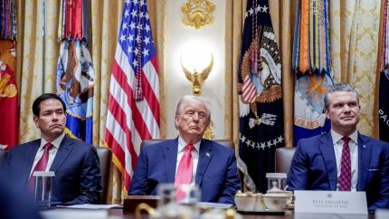 El presidente de Estados Unidos, Donald J. Trump (C), hace comentarios de apertura mientras mantiene una reunión con su gabinete en la Sala del Gabinete de la Casa Blanca en Washington, DC.