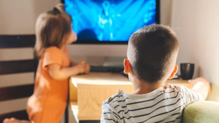 Fotografía recurso de niños viendo la televisión