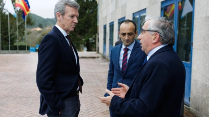 El presidente de la Xunta con el presidente de la Autoridad Portuaria, Francisco Barea, y el presidente de Cluergal, Ramón Franco