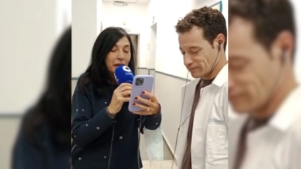 Pilar Cisneros junto a doctor hablando sobre la epidemia de la gripe en España