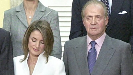 Letizia posa junto al Rey Juan Carlos I tras su comparecencia en los medios en el día que Felipe VI pidió su mano