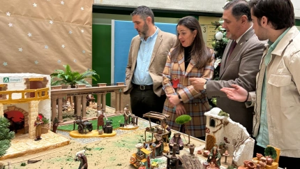 La delegada del Gobierno andaluz inaugura en Educación el tradicional Belén navideño, que un año más cuenta con la colaboración de la Asociación Belenista de Almería Amigos del Belén