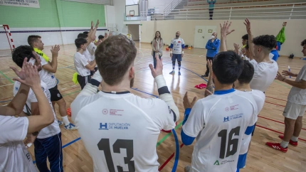 (Foto de ARCHIVO)Imagen de la visita de la concejala de Participación Ciudadana y Deportes del Ayuntamiento de Huelva, María Teresa Flores, al entrenamiento del CD Sordos.REMITIDA / HANDOUT por ALBERTO DÍAZ/AYUNTAMIENTO DE HUELVAFotografía remitida a medios de comunicación exclusivamente para ilustrar la noticia a la que hace referencia la imagen, y citando la procedencia de la imagen en la firma12/2/2022