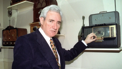 Luis del Olmo junto a un aparato de radio