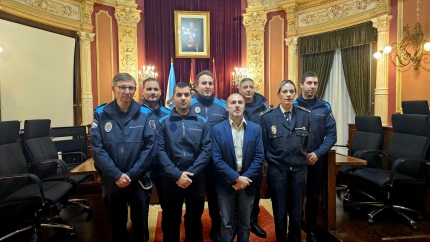 Los nuevos agentes con el alcalde, Gonzalo Jácome, y la Intendente-Jefa de la Policía Local, María Barrera en el salón de plenos del Concello