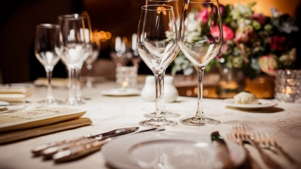 Mesa preparada para recibir comensales