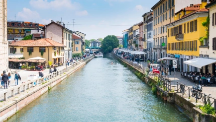 Vista del canal Naviglio Grande en un día soleado. Este distrito es famoso por sus restaurantes, cafés, pubs y bares nocturnos.