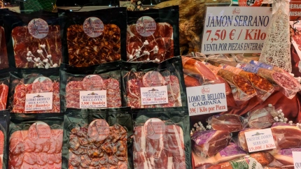 Sección de charcutería y embutido en un supermercado donde se muestran las ofertas y precios de los productos típicos en la cesta de Navidad