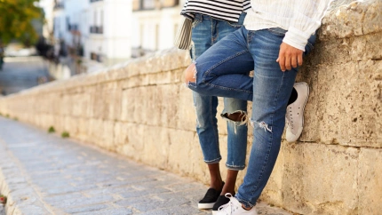 Pareja apoyada contra una pared en Ibiza, España