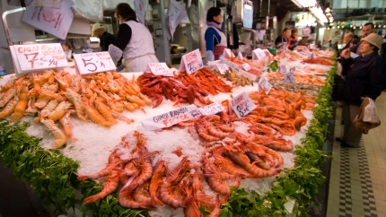 Camarones en un puesto de mariscos en el Mercado Central de pescado en el centro histórico de Valencia
