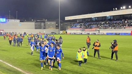 Los jugadores celebran con el público eliminar al Girona en un estadio de O Couto que vivió una noche de fiesta