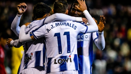 Los futbolistas del Levante UD celebran el gol de Koya