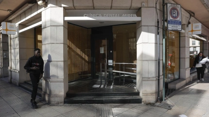 Fotografía de archivo que muestra la fachada principal de la clínica dental de Alzira (València)
