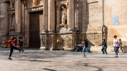 Imagen de recurso de unos niños jugando al fútbol en Valencia
