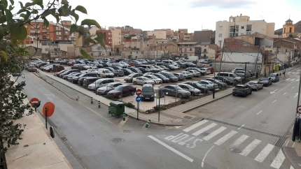 Un aparcamiento provisional ocupa la gran parcela en la que se construirán viviendas y un centro de salud en el barrio de san Cristóbal, junto al río