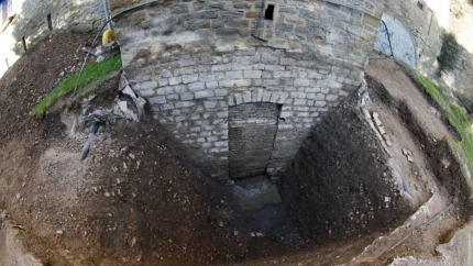 Puerta de los Canónigos’ enterrada en la parte trasera de la Catedral de Pamplona
