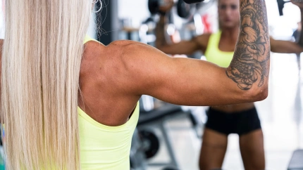 2D1T5FR mujer entrenando pesas en un gimnasio, llucmajor, Mallorca