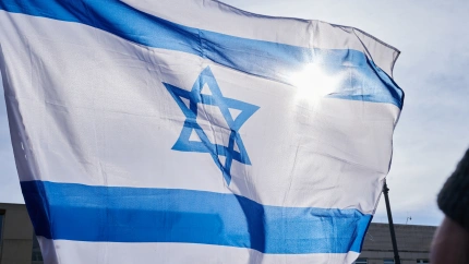 (Foto de ARCHIVO)08 October 2023, Berlin: An Israeli flag flies in front of the Brandenburg Gate during a solidarity rally for Israel. Photo: Annette Riedl/dpa08/10/2023 ONLY FOR USE IN SPAIN