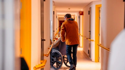 Uno de estos jóvenes acompañando a un residente