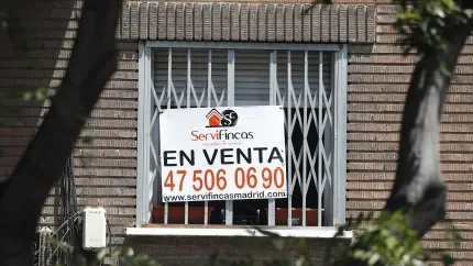 Cartel de 'En venta' en la ventana de un piso en Madrid
