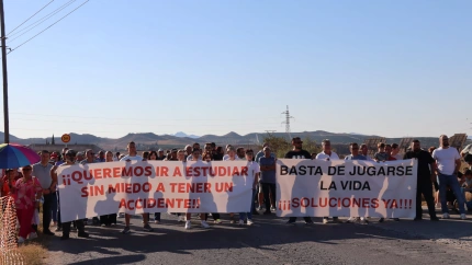 Imagen de archivo de una protesta vecinal en Almendricos en demanda de obras en la carretera del pueblo