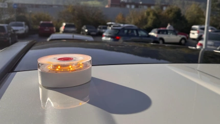 Baliza V-16 con tarjeta Sim. La señal luminosa V-16, que reemplaza a los tradicionales triángulos de emergencia y que estará conectada a la Dirección General de Tráfico (DGT)