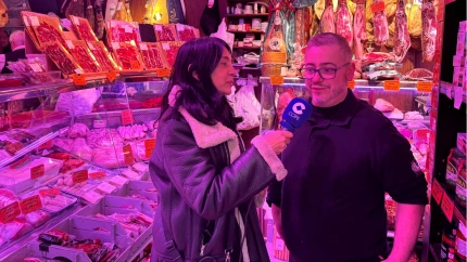 Raúl, carnicero, con Pilar Cisneros