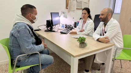 Óscar con sus médicos en la consulta