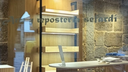 El escaparate principal de "La Tahona del Camino" que se encuentra en un lugar estratégico de Ribadavia