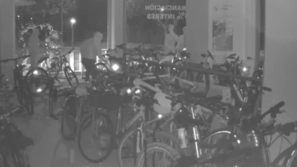Imagen de la actuación de los ladrones en una tienda de bicicletas