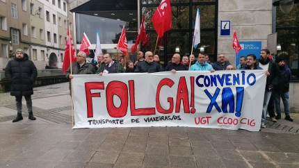 Los conductores concentrados ante el edficio de la Xunta en Ferrol